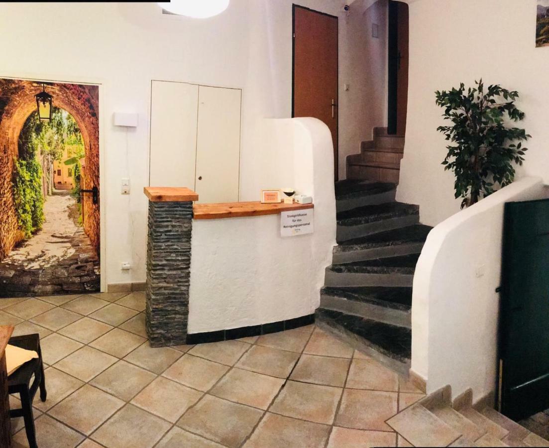 Apartment Living Instein *